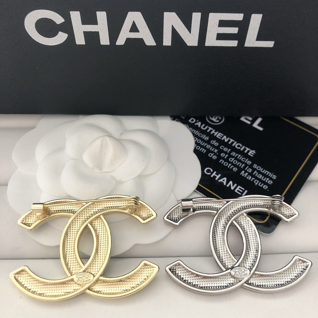 Elegant Two Tone Linked Circle Brooch