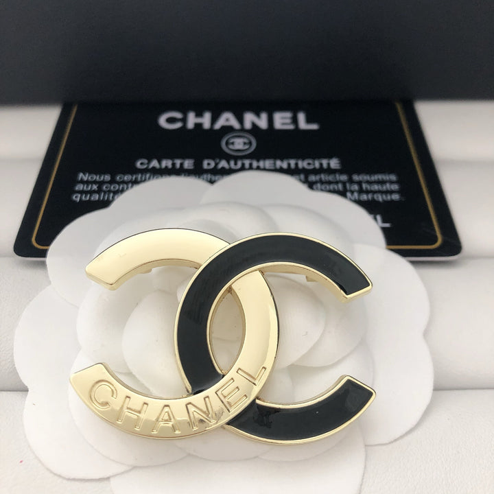 Elegant Two Tone Linked Circle Brooch