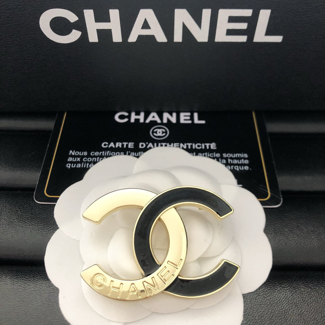 Elegant Two Tone Linked Circle Brooch