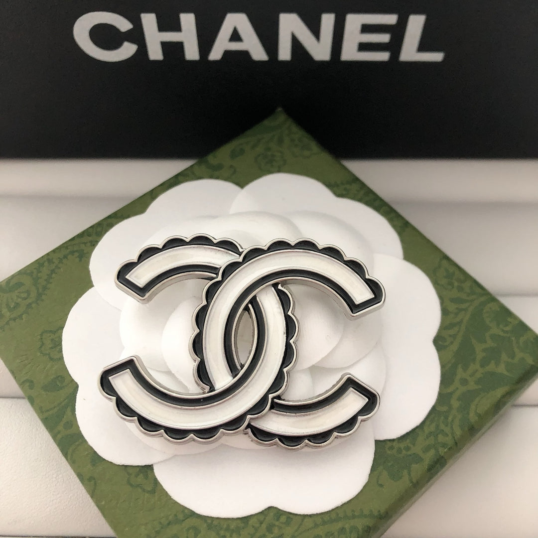 Elegant Two Tone Linked Curve Brooch