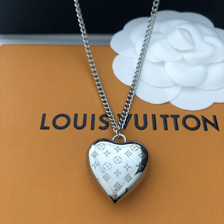 Elegant Silver Finish Heart Motif Chain Jewelry