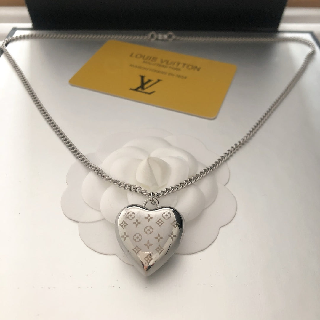Elegant Silver Finish Heart Motif Chain Jewelry