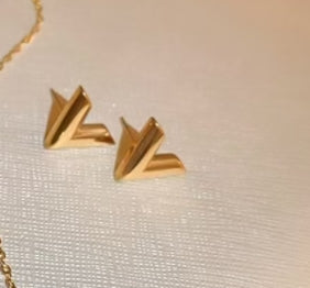 Exclusive logo “V” necklace