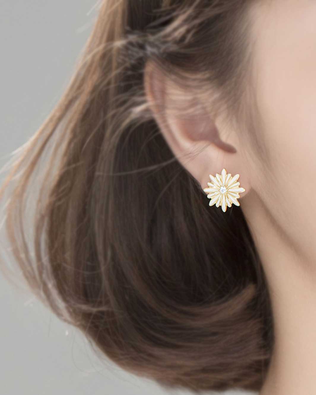 White Daisy Stud Earrings