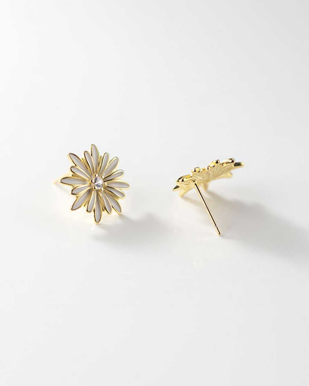 White Daisy Stud Earrings