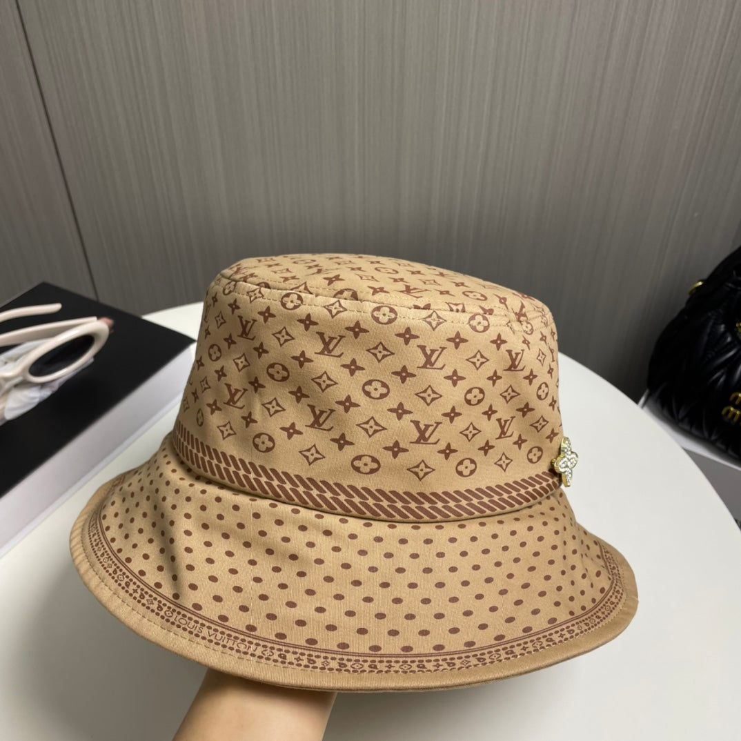 new four-leaf clover spotted fisherman hat
