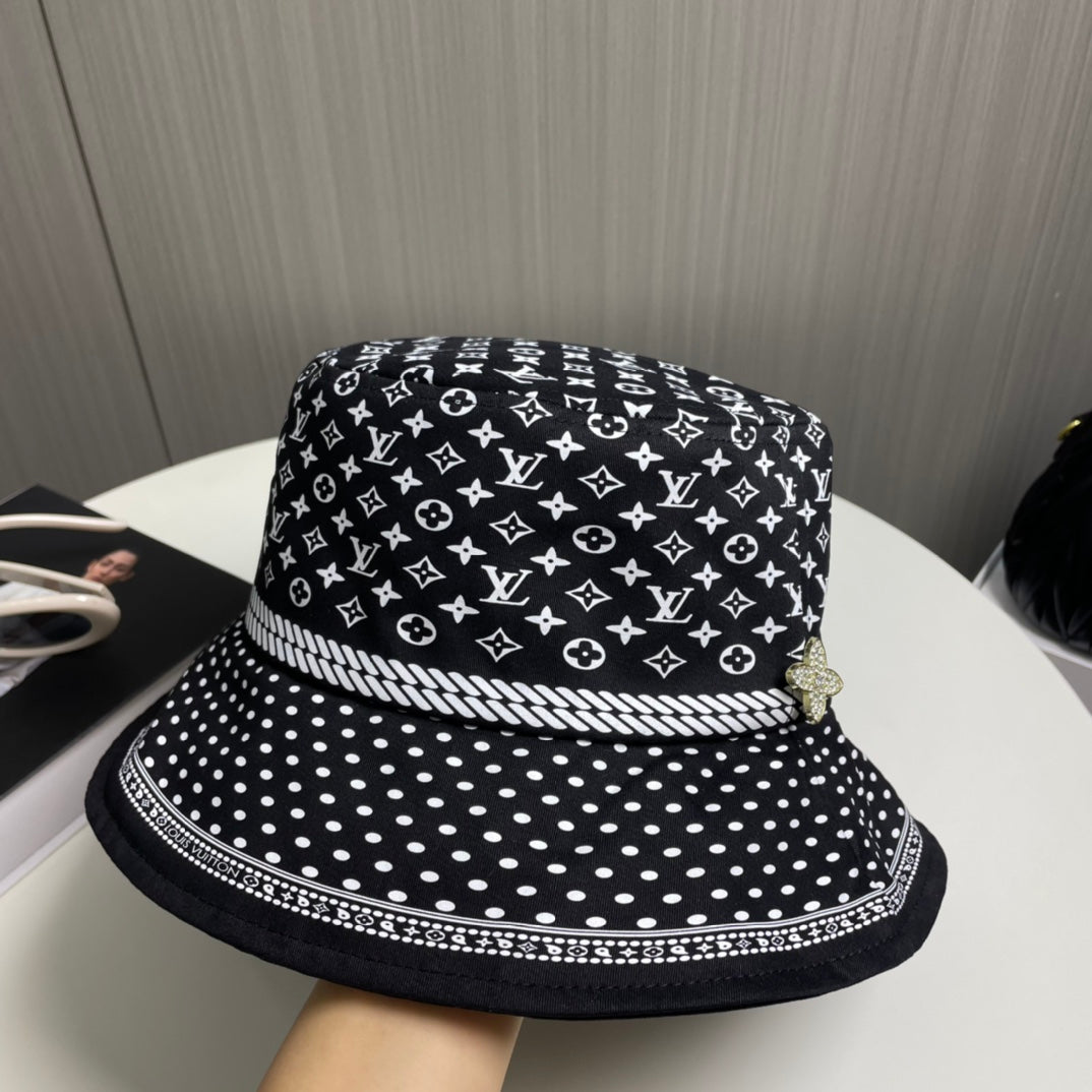 new four-leaf clover spotted fisherman hat