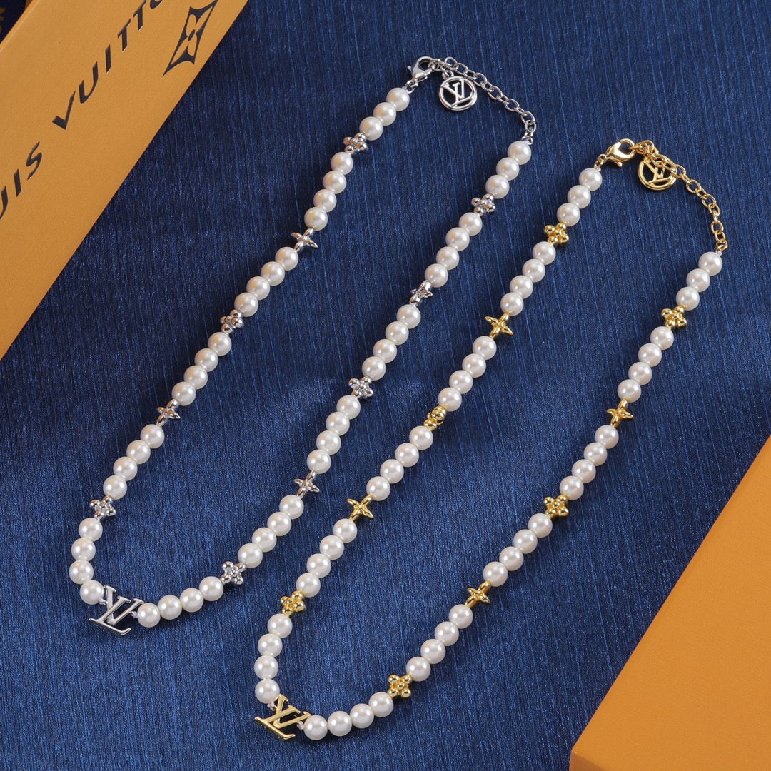 Classic Clover Pearl Necklace