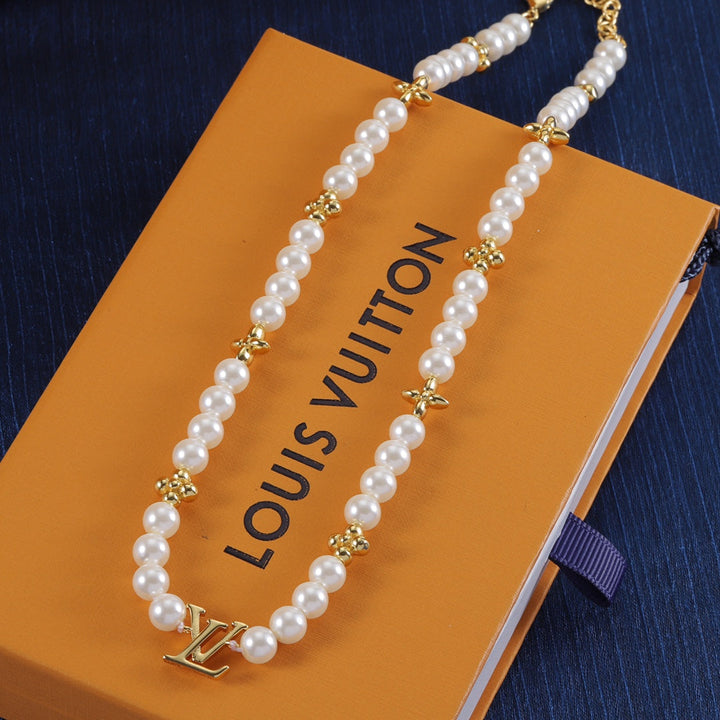 Classic Clover Pearl Necklace