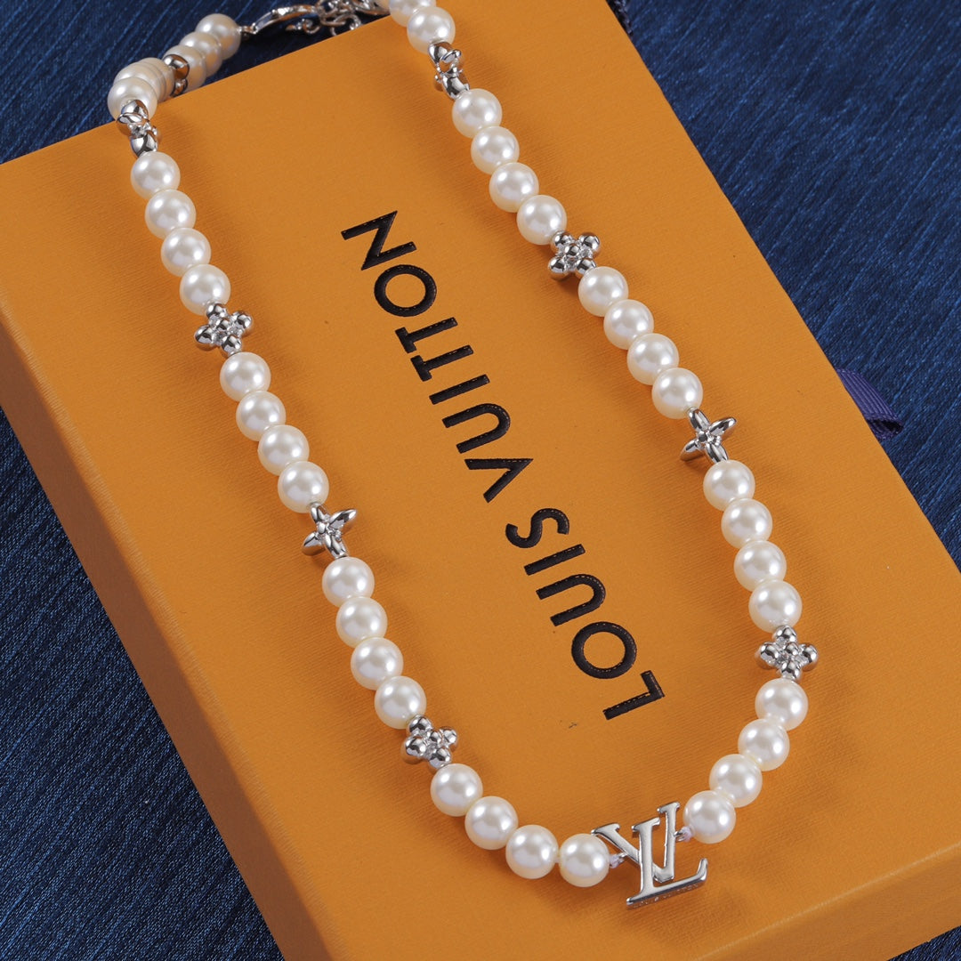 Classic Clover Pearl Necklace