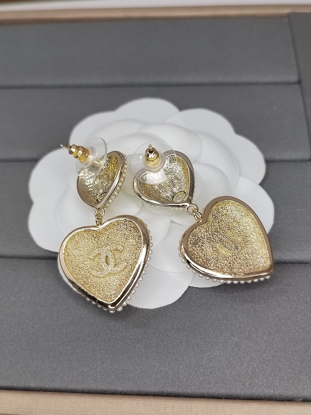 New Double Pick Heart Black Enamel Drip Earrings