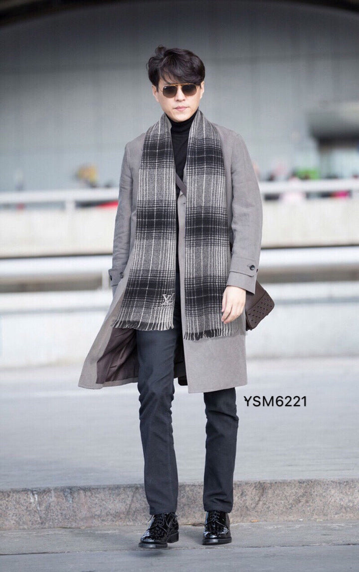 fashion men and women with the same striped fall and winter scarf