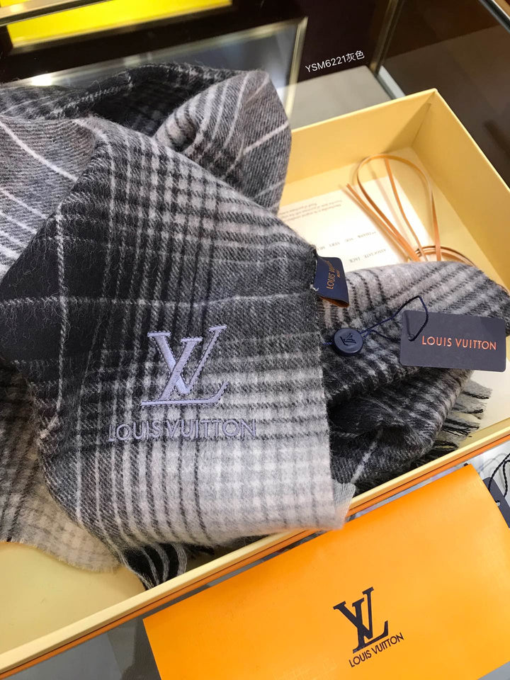 fashion men and women with the same striped fall and winter scarf