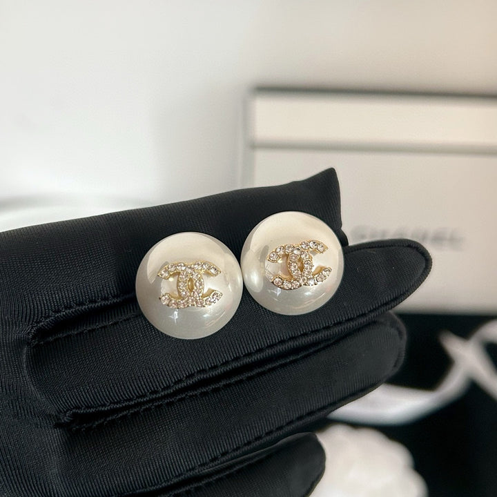 Double C round pearl earrings