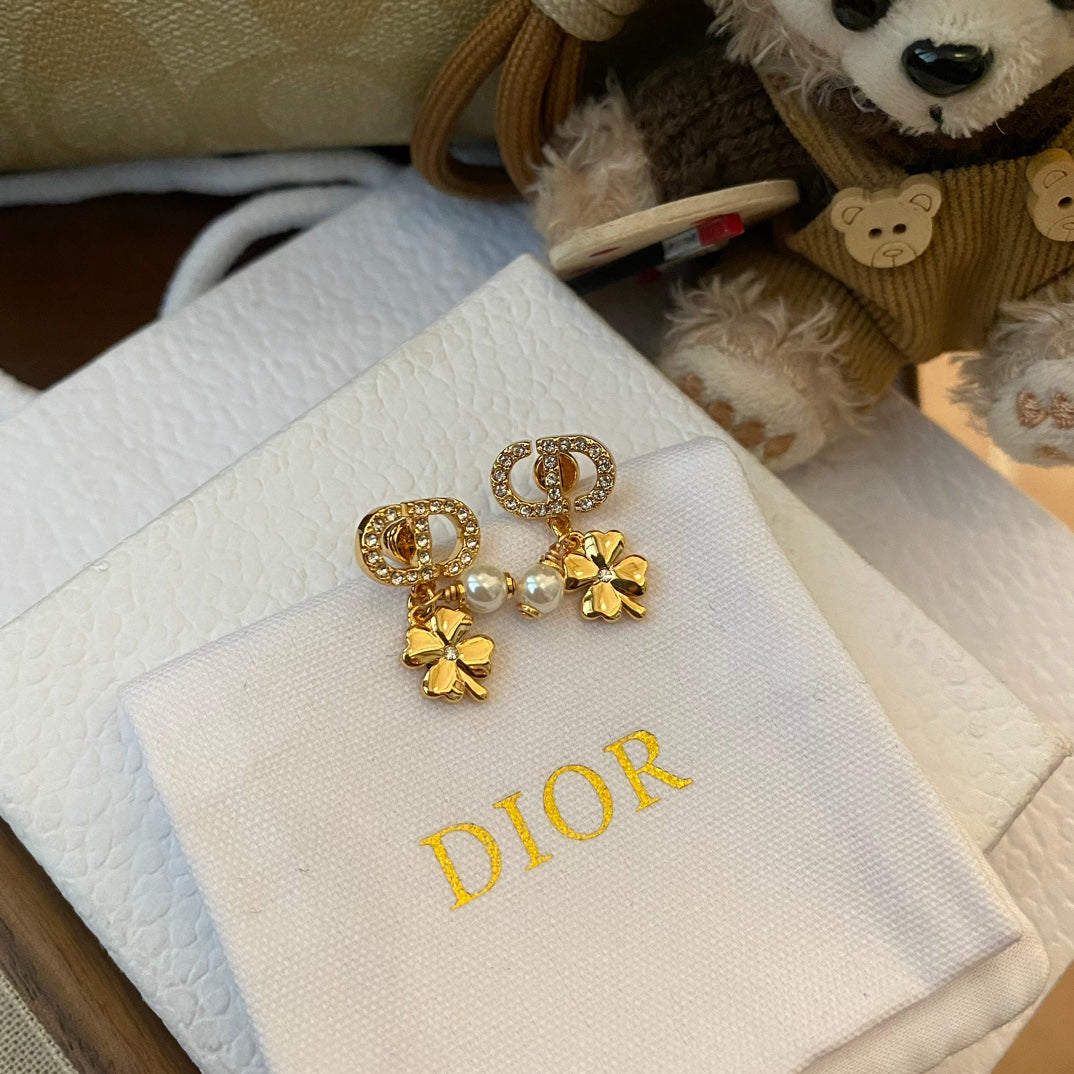 Fashion D family four-leaf clover pearl earrings