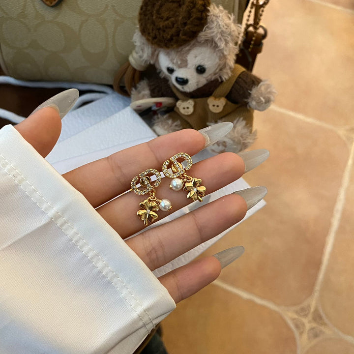 Fashion D family four-leaf clover pearl earrings