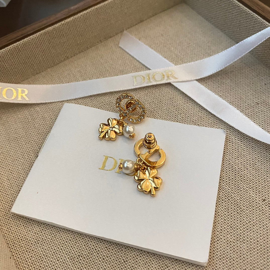 Fashion D family four-leaf clover pearl earrings
