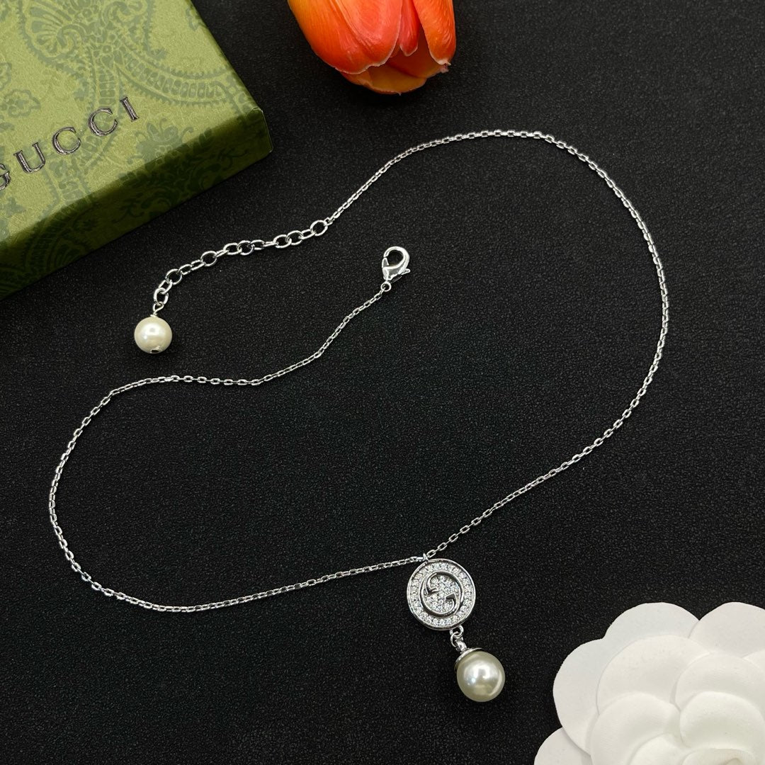 Two colors GG pearl pendant necklace