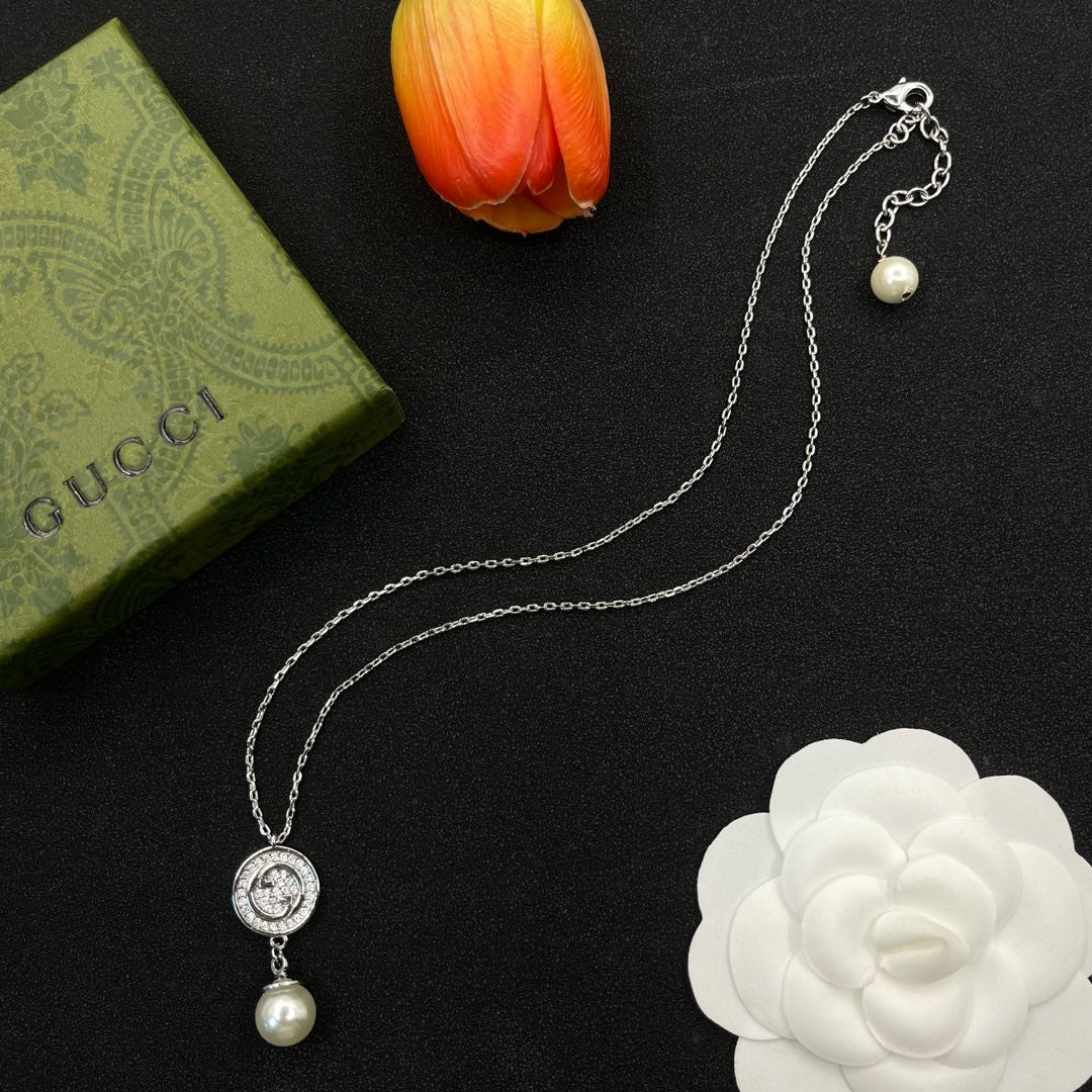 Two colors GG pearl pendant necklace