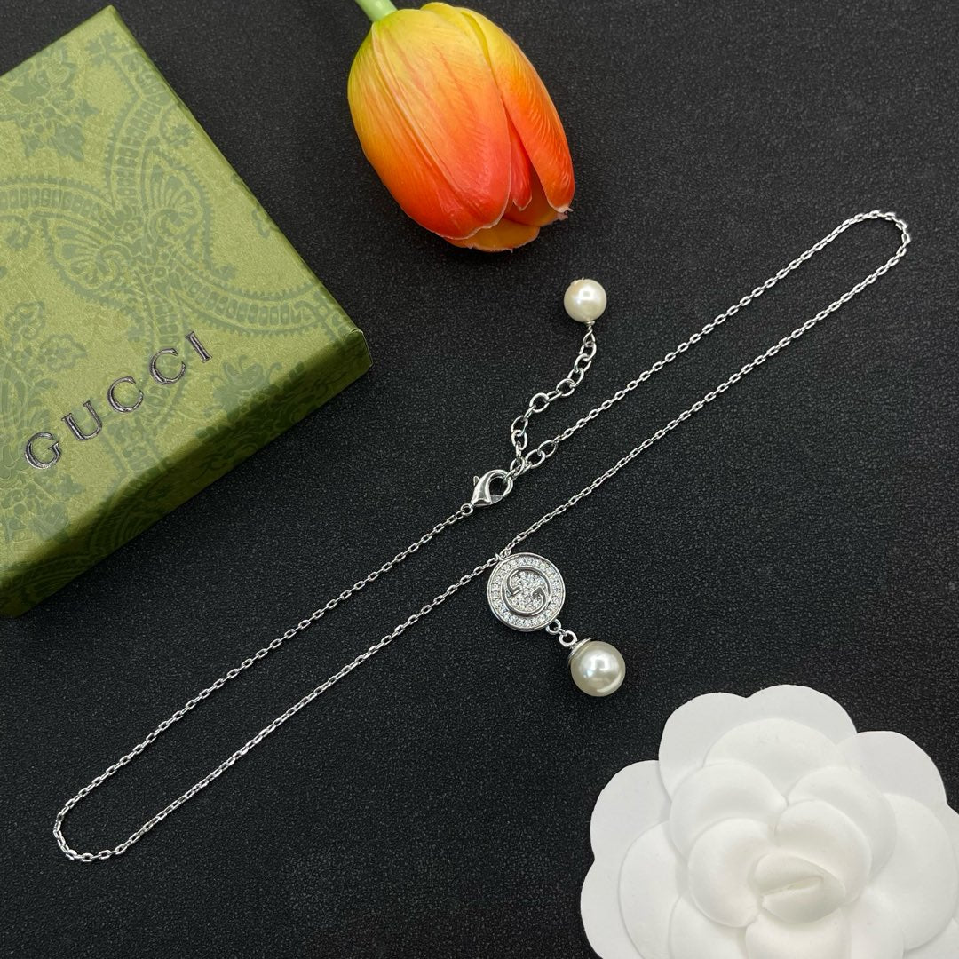 Two colors GG pearl pendant necklace