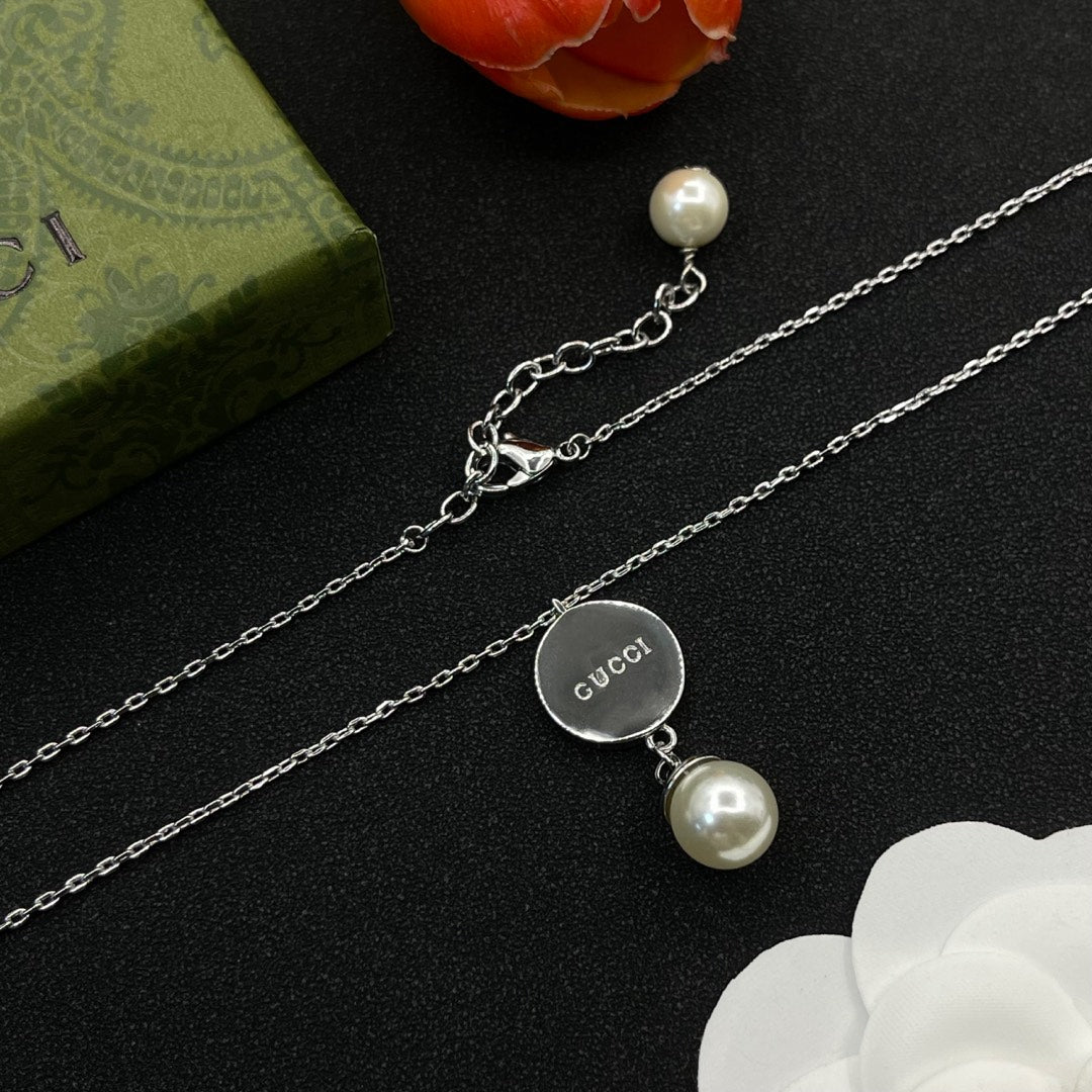 Two colors GG pearl pendant necklace