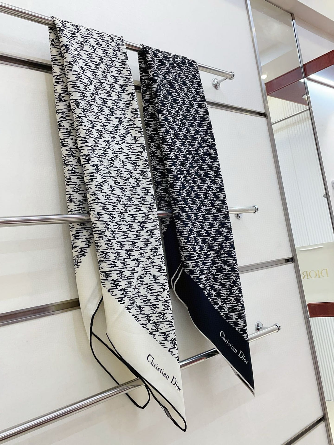 Two-color DR Graffiti Chiffon Square Towel