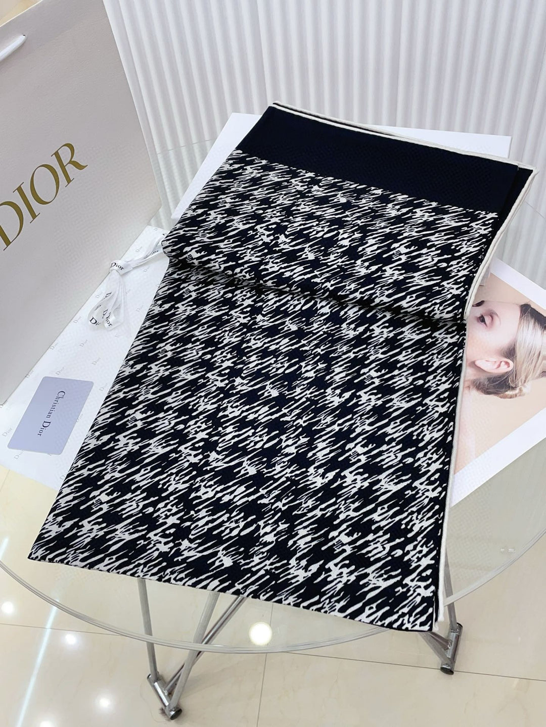 Two-color DR Graffiti Chiffon Square Towel