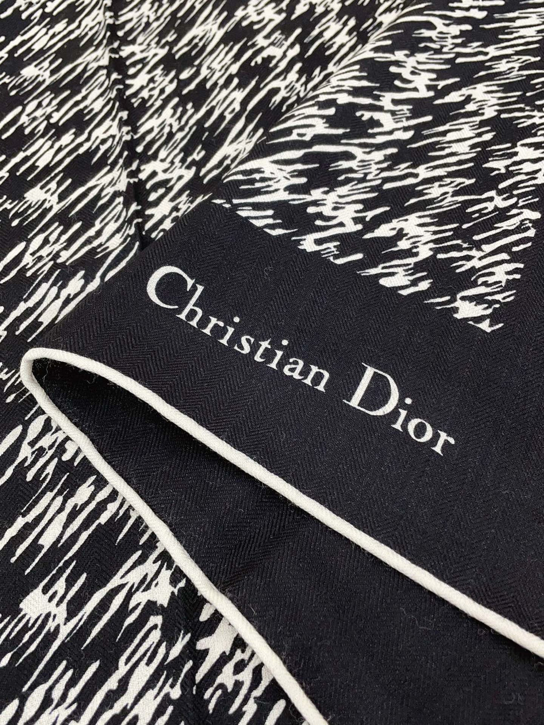 Two-color DR Graffiti Chiffon Square Towel