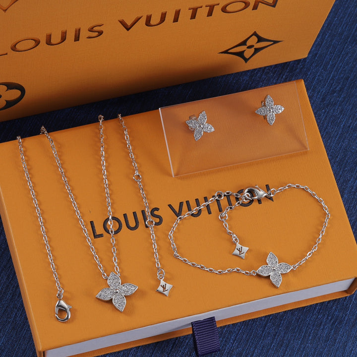 Luxury Clover Necklace with Diamonds