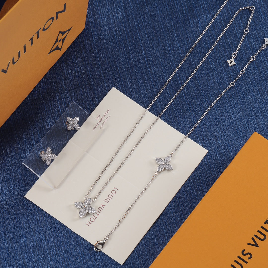 Luxury Clover Necklace with Diamonds