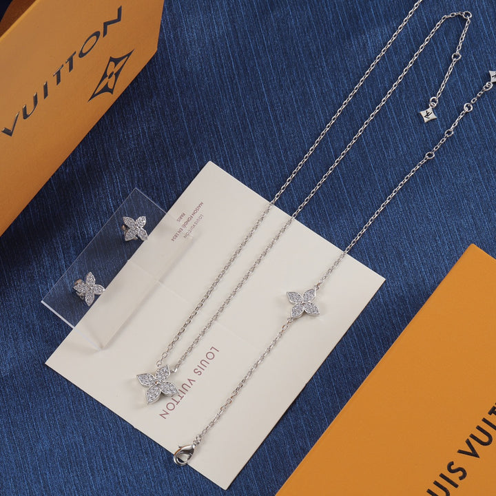 Luxury Clover Necklace with Diamonds
