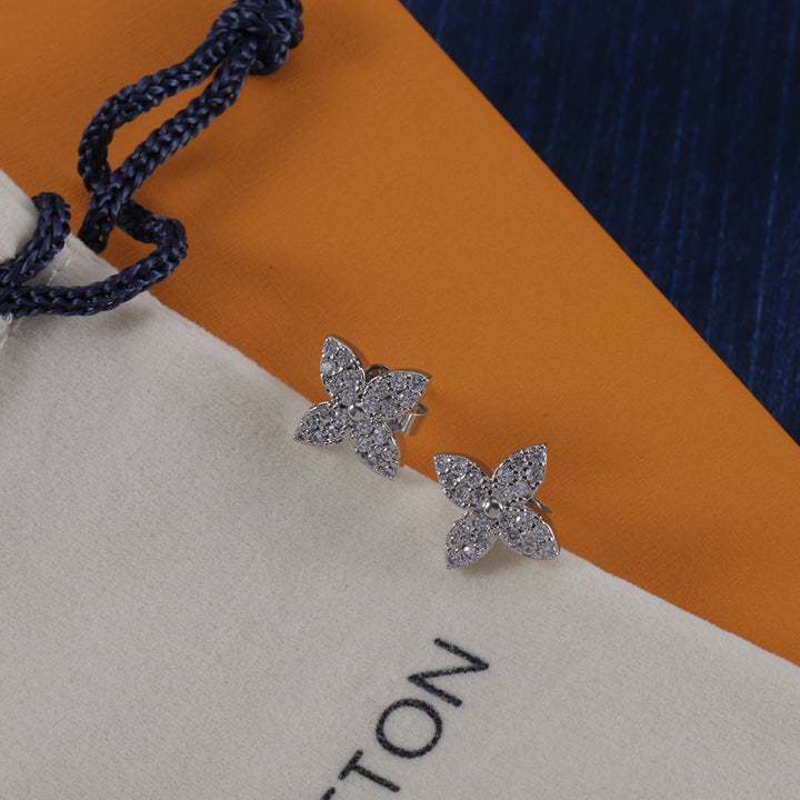 Luxury Clover Necklace with Diamonds