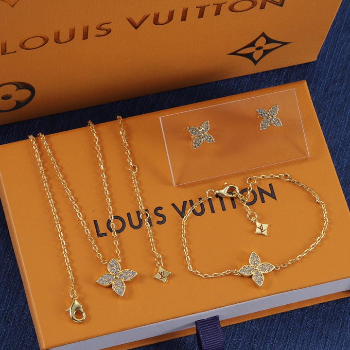 Luxury Clover Brass Full Diamond Necklace