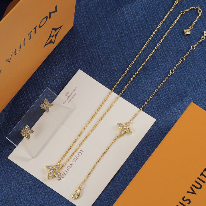 Luxury Clover Brass Full Diamond Necklace