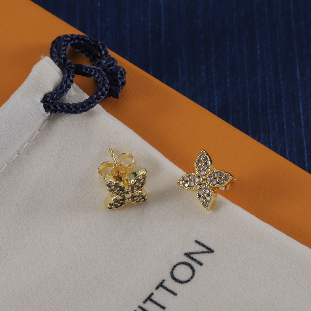 Luxury Clover Brass Full Diamond Necklace