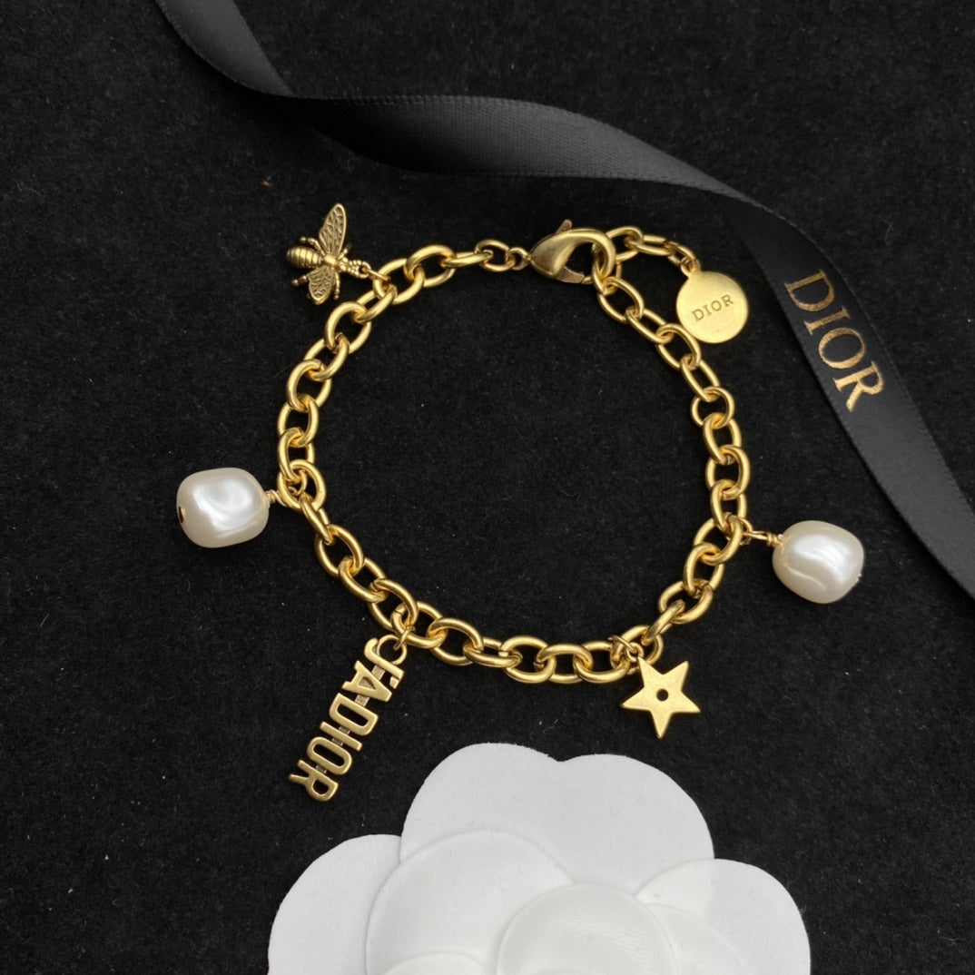New Alphabet Bee Pearl Air Necklace