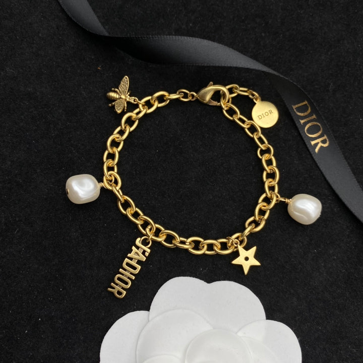 New Alphabet Bee Pearl Air Necklace