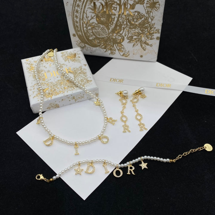 New Alphabet Bee Pearl Air Necklace