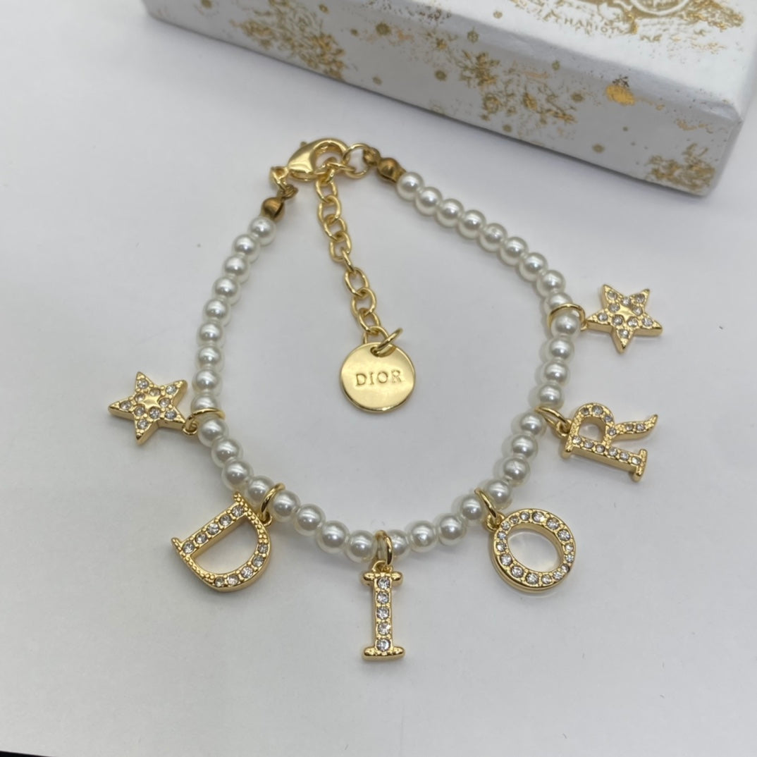 New Alphabet Bee Pearl Air Necklace