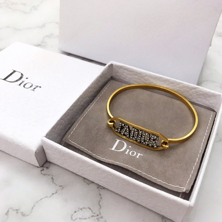 Delicate gold bracelet