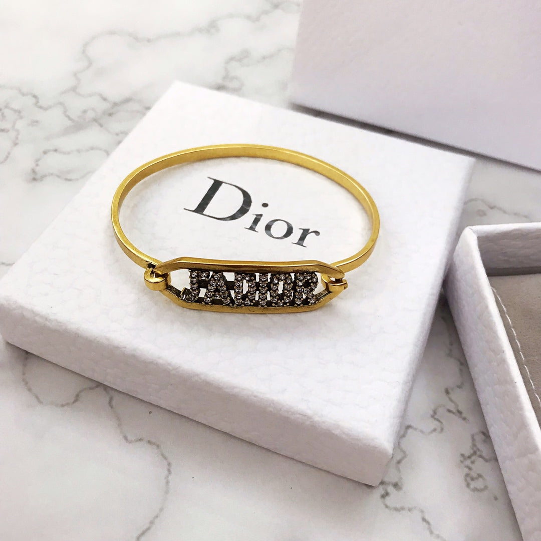 Delicate gold bracelet