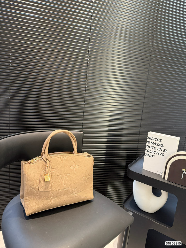 5-color monogrammed tote bag