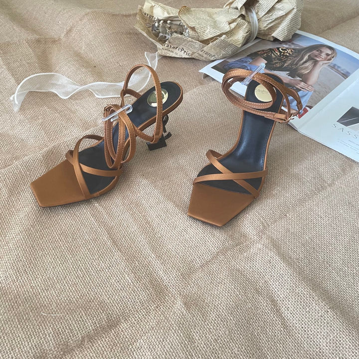 2025 Fashion New Letter Heeled Slippers