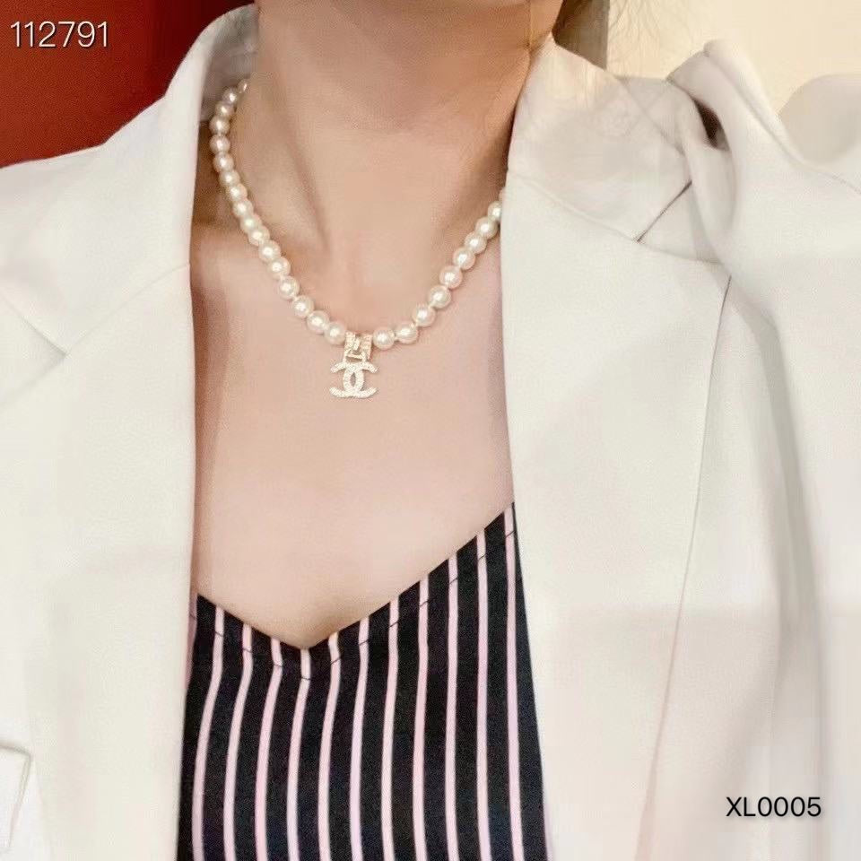 Elegant pearl chain charm