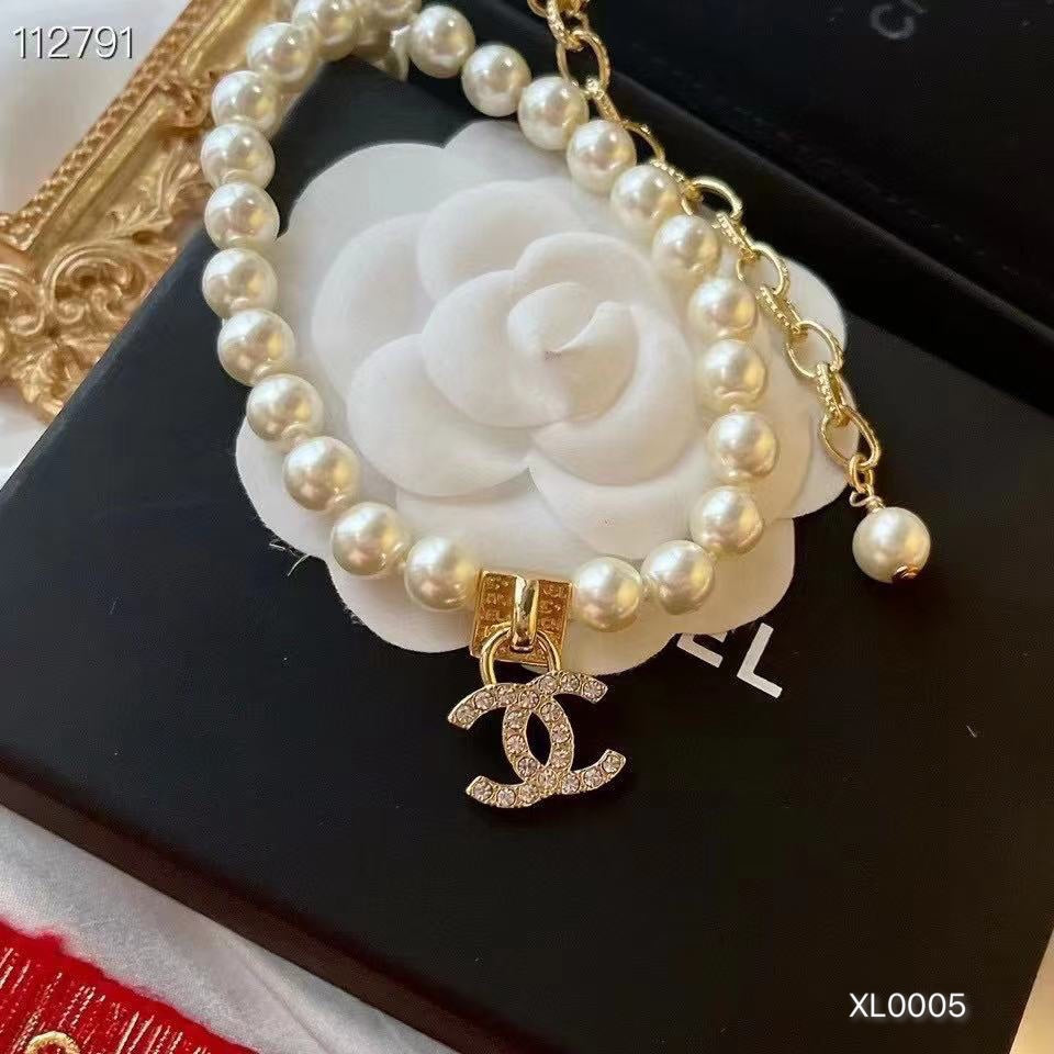 Elegant pearl chain charm