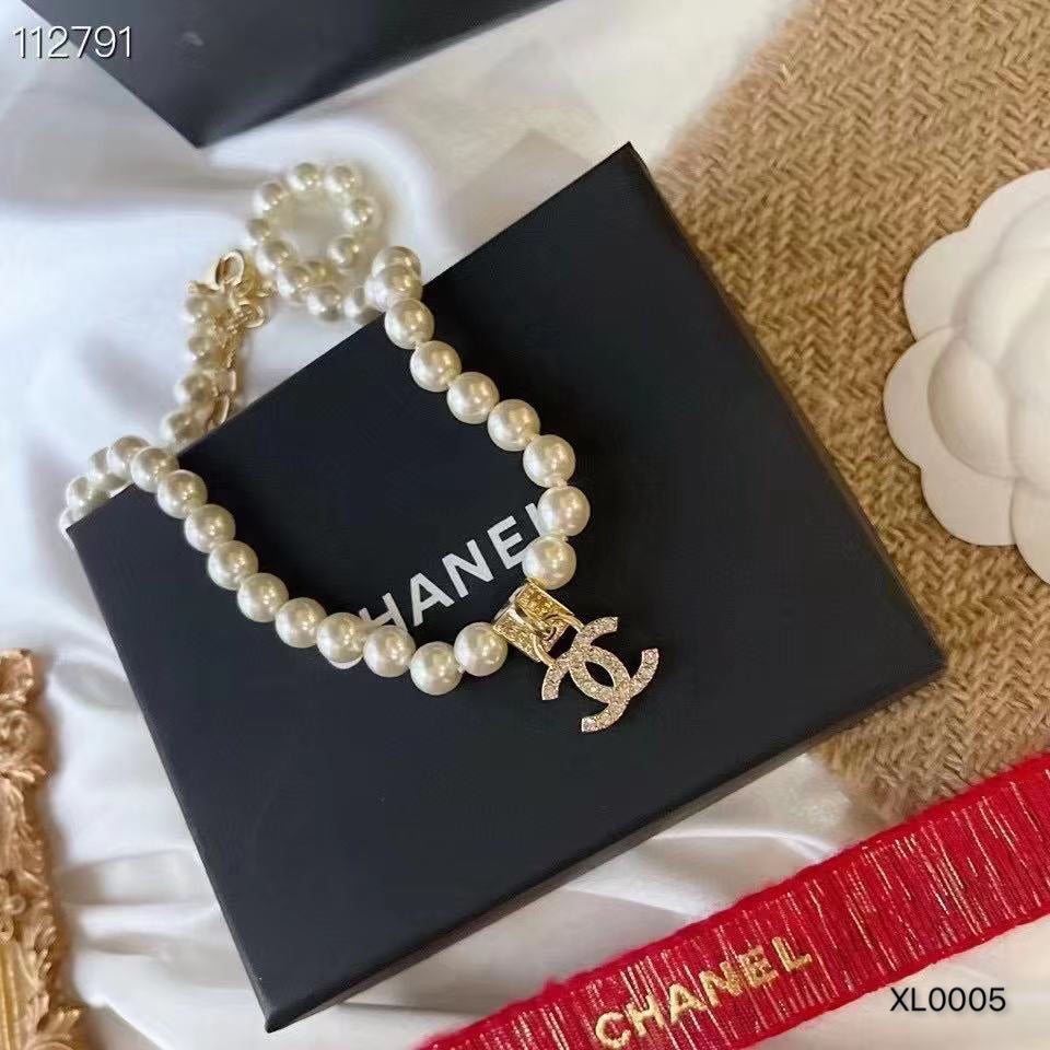 Elegant pearl chain charm