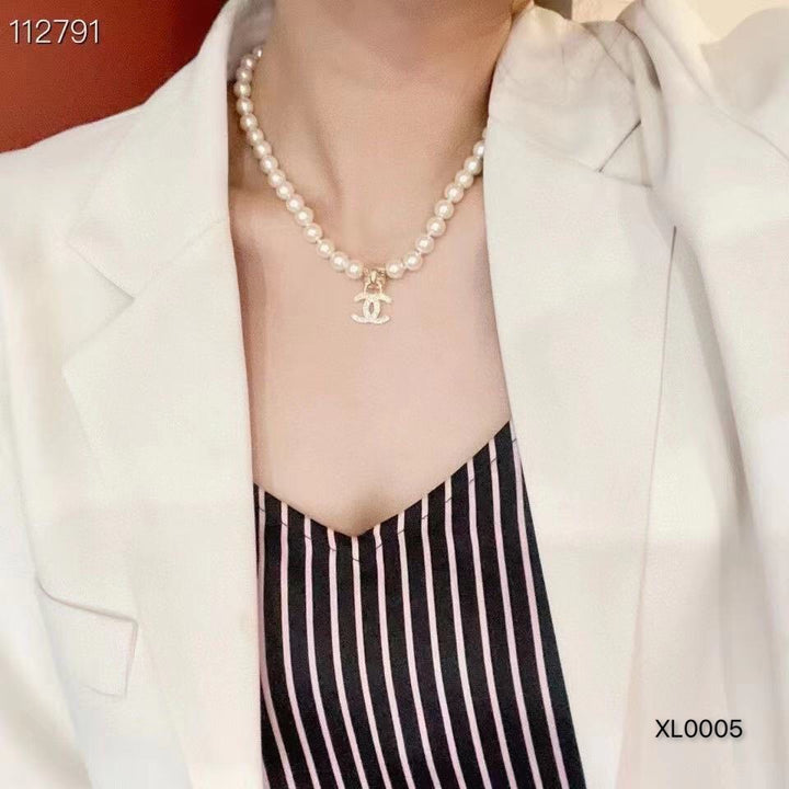 Elegant pearl chain charm