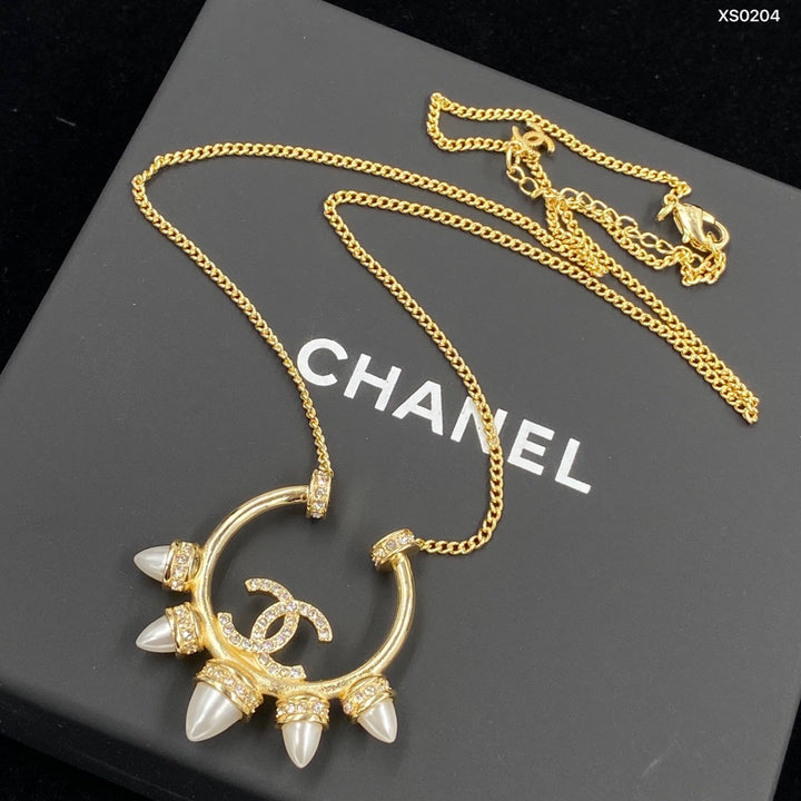 Gold-plated crescent pearl necklace