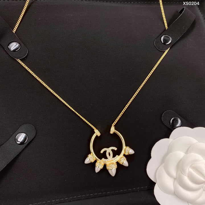 Gold-plated crescent pearl necklace