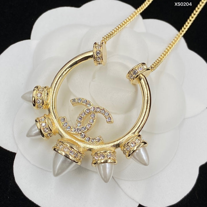 Gold-plated crescent pearl necklace
